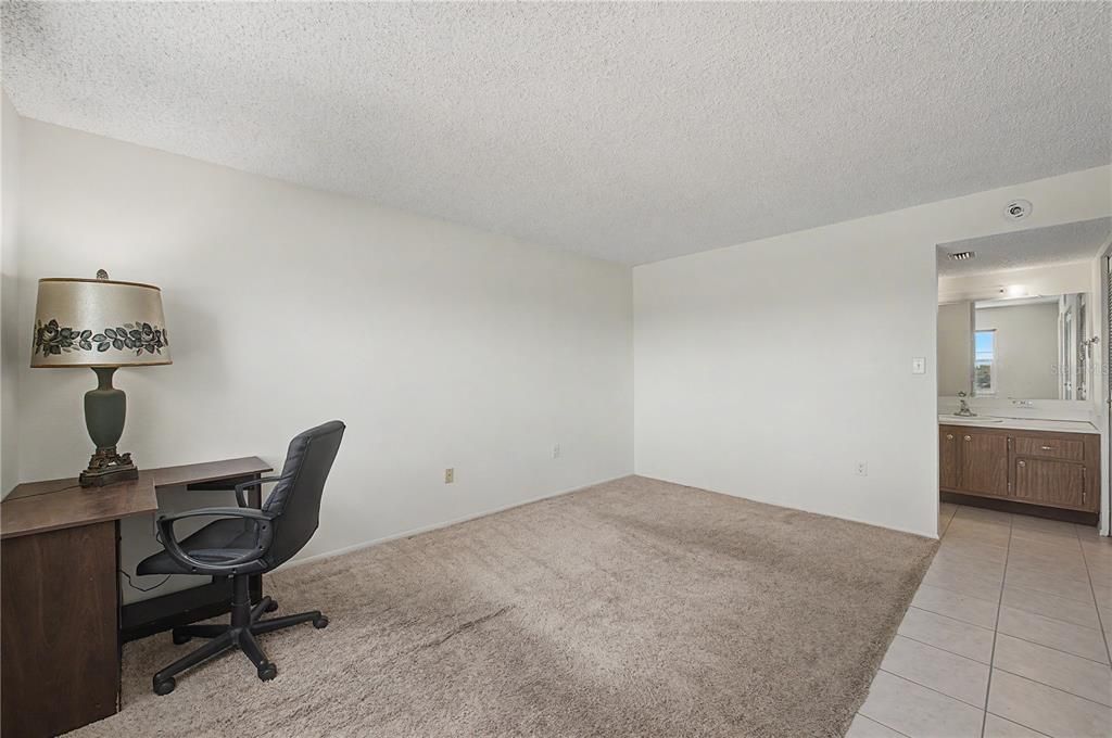 For Sale: $219,900 (2 beds, 2 baths, 975 Square Feet)