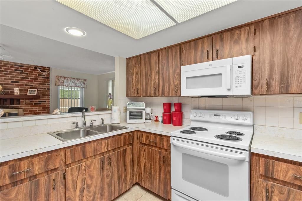 Active With Contract: $235,000 (3 beds, 2 baths, 1786 Square Feet)