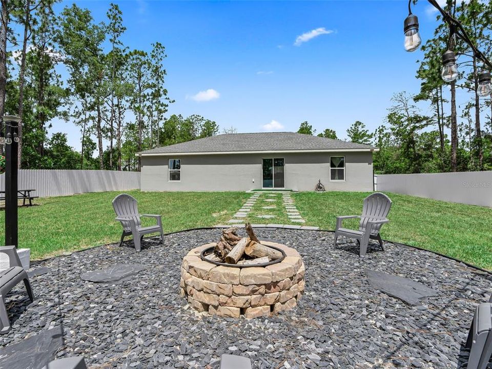 For Sale: $273,000 (3 beds, 2 baths, 1324 Square Feet)