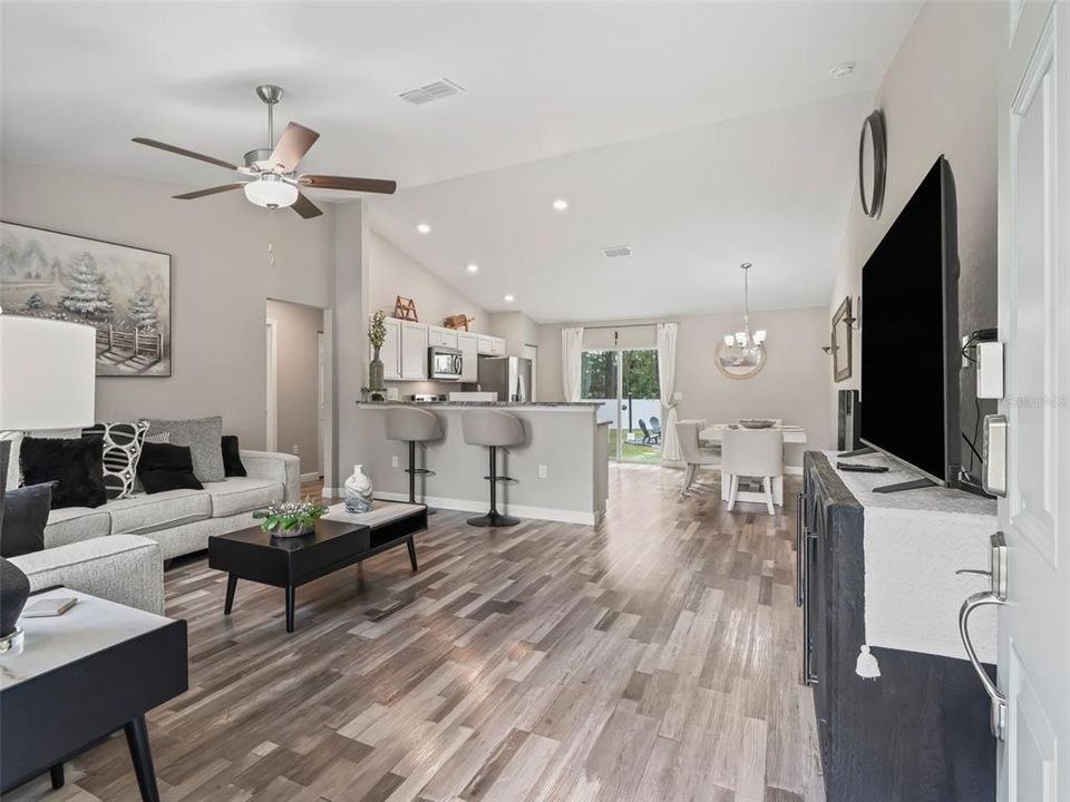 For Sale: $273,000 (3 beds, 2 baths, 1324 Square Feet)