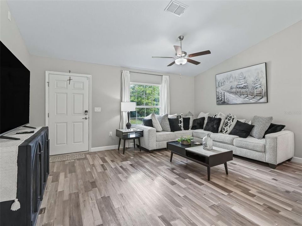 For Sale: $273,000 (3 beds, 2 baths, 1324 Square Feet)