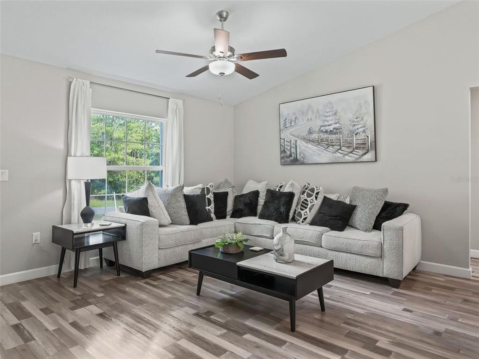 For Sale: $273,000 (3 beds, 2 baths, 1324 Square Feet)