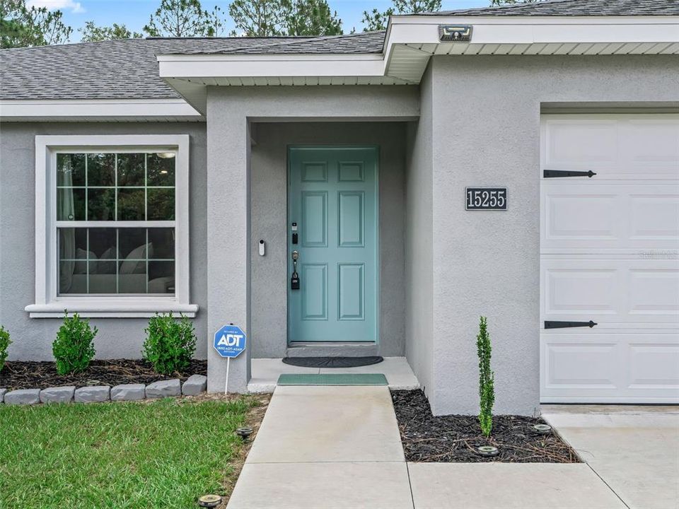 For Sale: $273,000 (3 beds, 2 baths, 1324 Square Feet)
