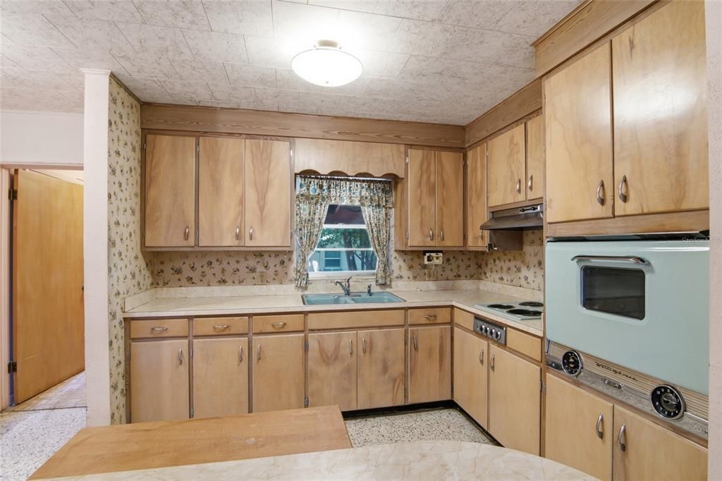 Active With Contract: $300,000 (5 beds, 2 baths, 2216 Square Feet)