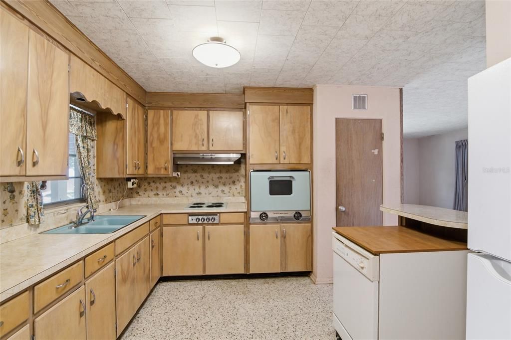 Active With Contract: $300,000 (5 beds, 2 baths, 2216 Square Feet)