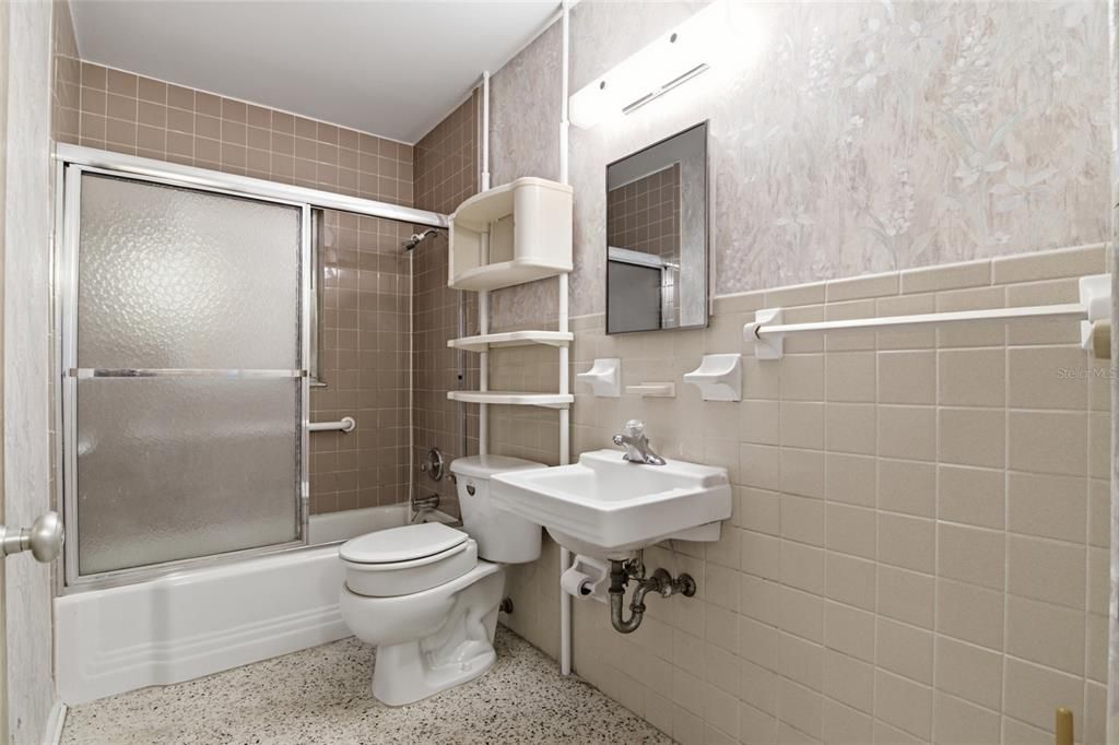 Active With Contract: $300,000 (5 beds, 2 baths, 2216 Square Feet)
