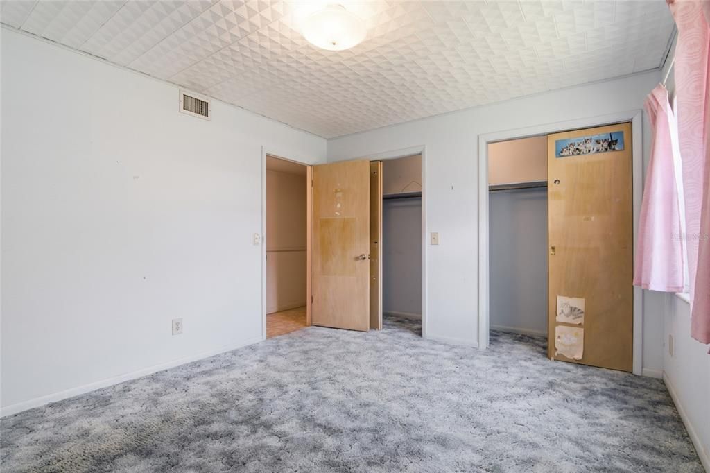 Active With Contract: $300,000 (5 beds, 2 baths, 2216 Square Feet)