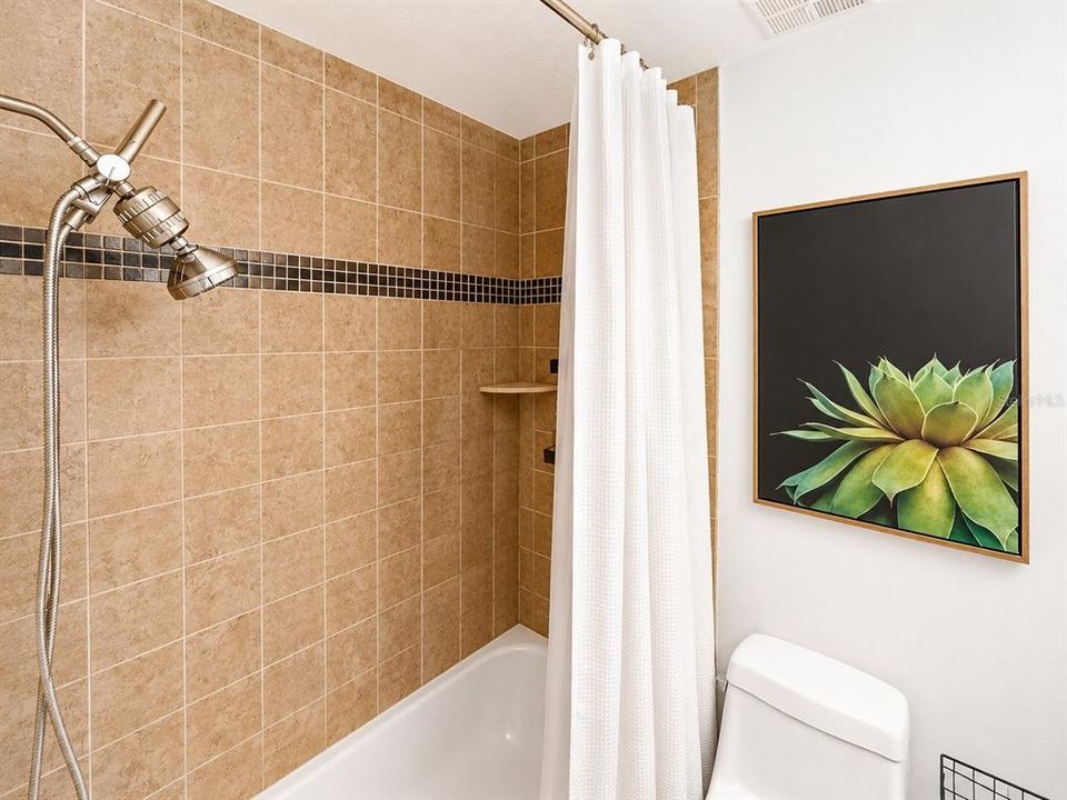 For Sale: $299,000 (2 beds, 1 baths, 939 Square Feet)
