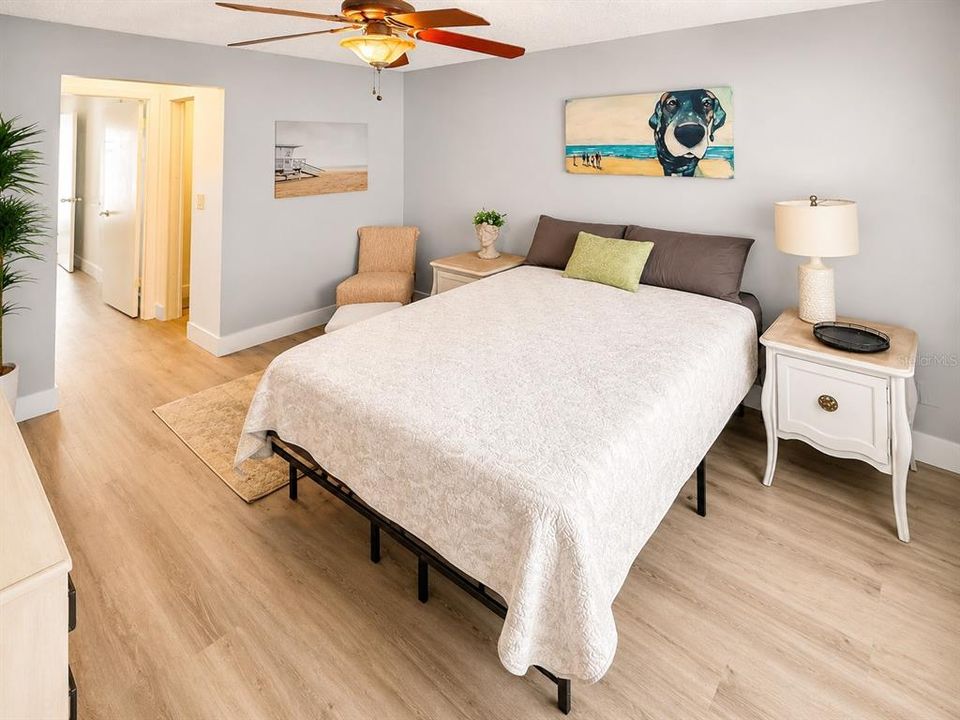 For Sale: $299,000 (2 beds, 1 baths, 939 Square Feet)