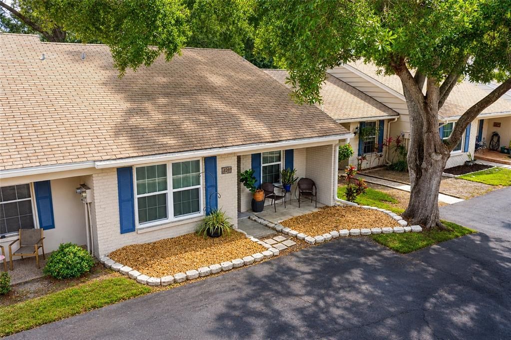 For Sale: $299,000 (2 beds, 1 baths, 939 Square Feet)