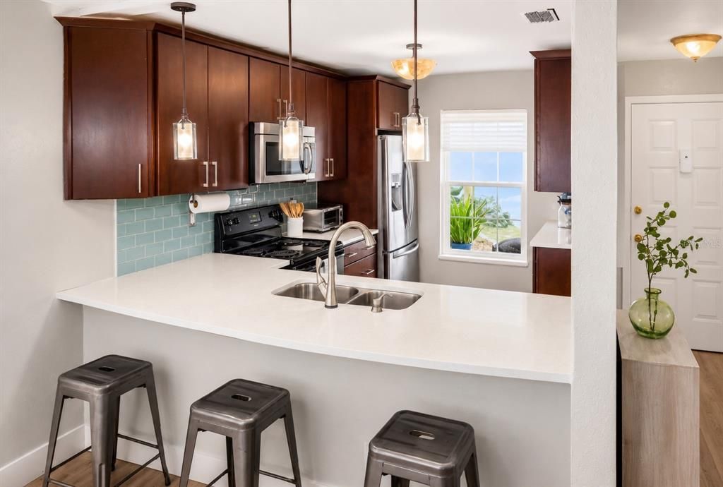 For Sale: $299,000 (2 beds, 1 baths, 939 Square Feet)