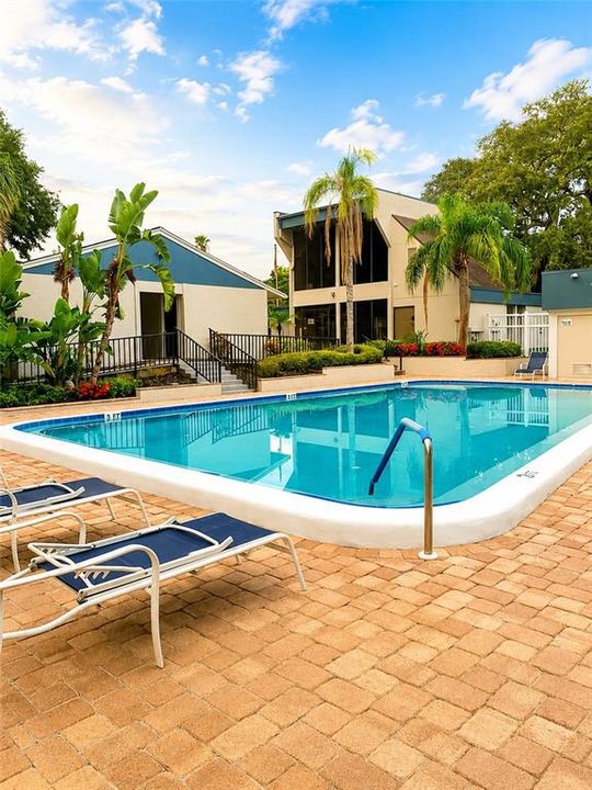 For Sale: $299,000 (2 beds, 1 baths, 939 Square Feet)