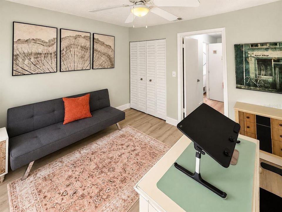For Sale: $299,000 (2 beds, 1 baths, 939 Square Feet)