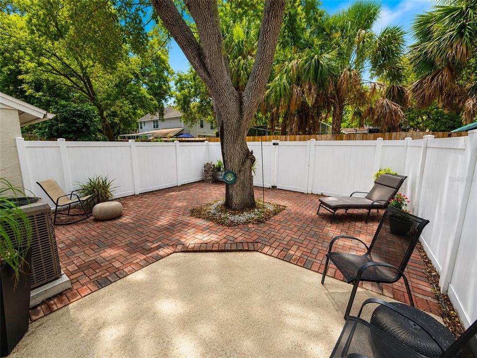 For Sale: $299,000 (2 beds, 1 baths, 939 Square Feet)