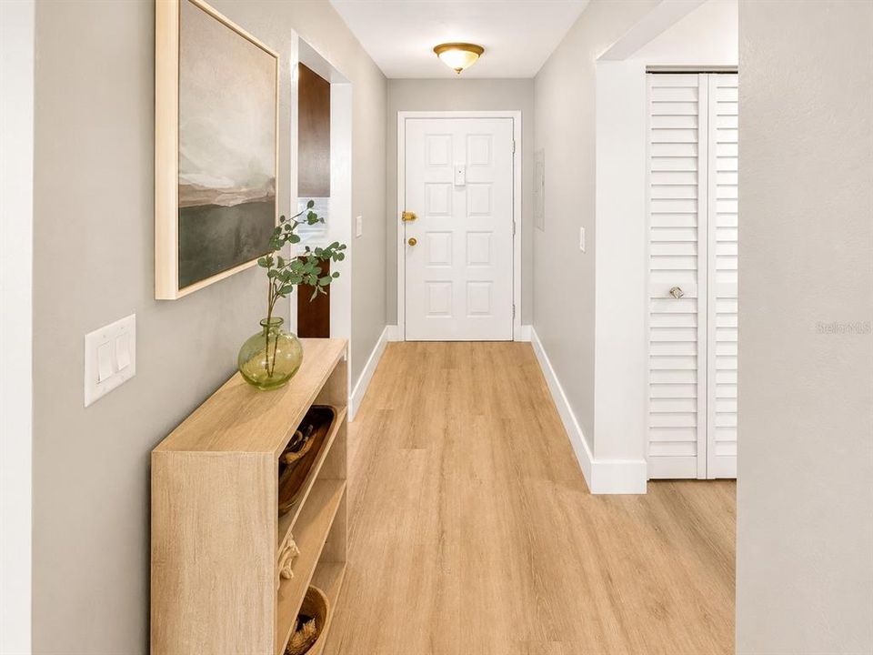 For Sale: $299,000 (2 beds, 1 baths, 939 Square Feet)