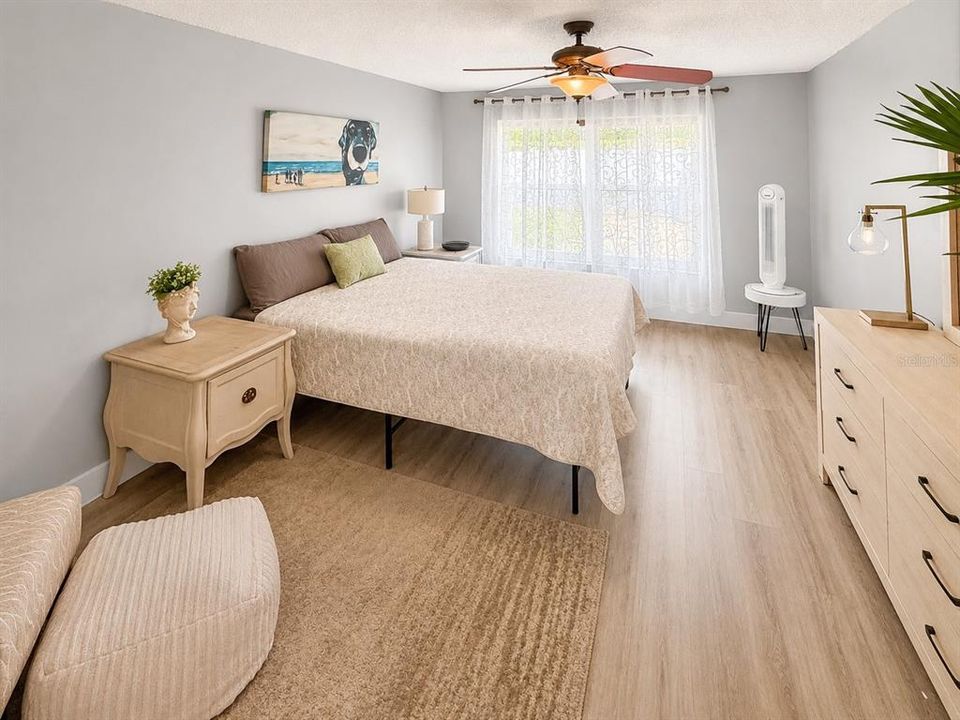 For Sale: $299,000 (2 beds, 1 baths, 939 Square Feet)