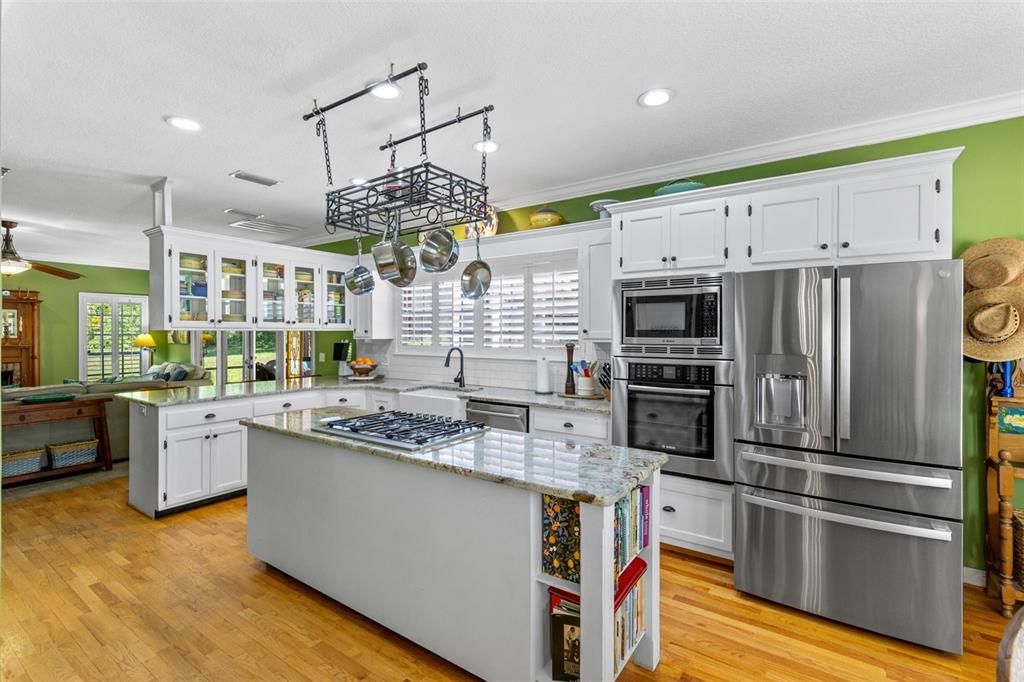 For Sale: $1,300,000 (6 beds, 5 baths, 5195 Square Feet)