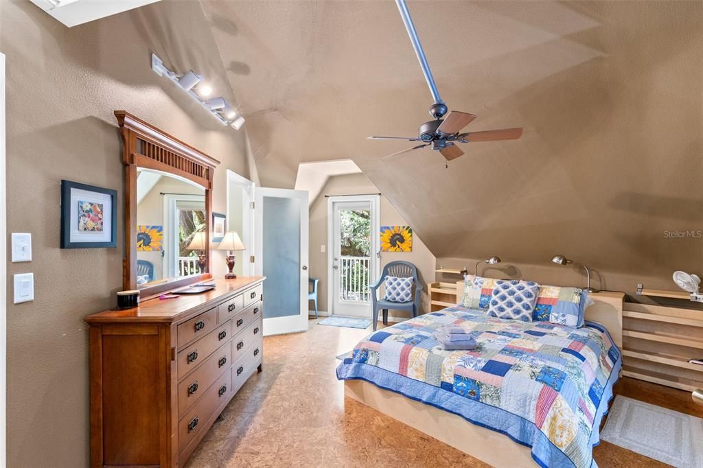 For Sale: $1,300,000 (6 beds, 5 baths, 5195 Square Feet)