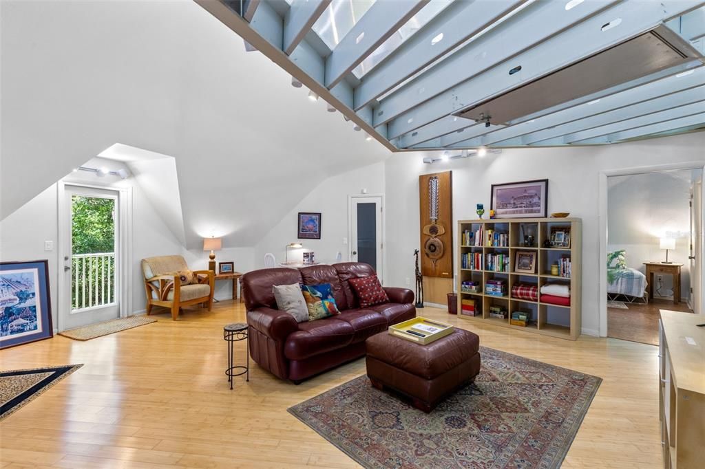 For Sale: $1,300,000 (6 beds, 5 baths, 5195 Square Feet)