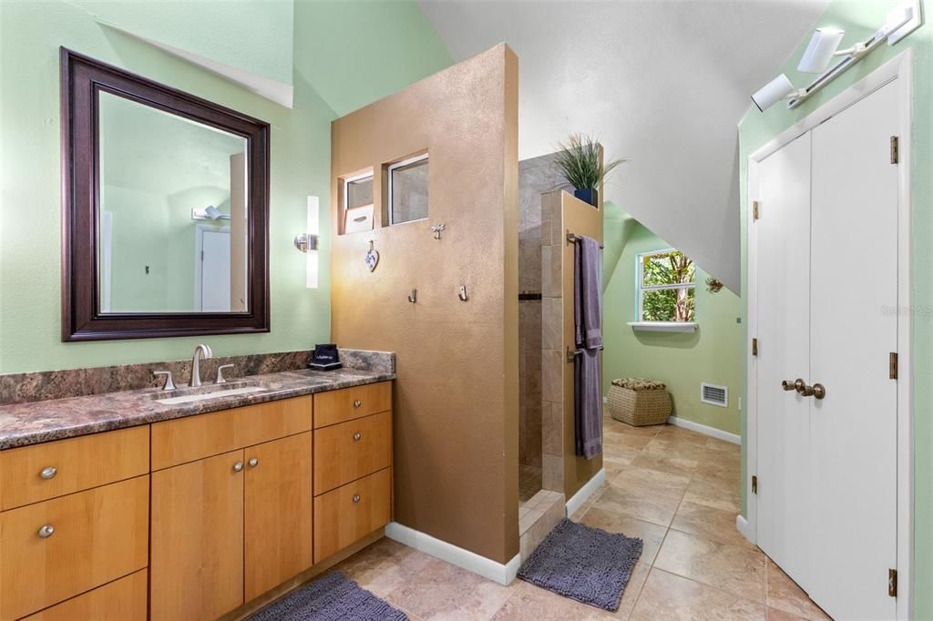 For Sale: $1,300,000 (6 beds, 5 baths, 5195 Square Feet)