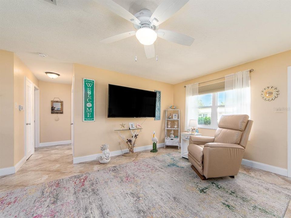For Sale: $389,000 (2 beds, 2 baths, 1267 Square Feet)