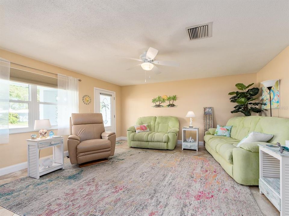 For Sale: $389,000 (2 beds, 2 baths, 1267 Square Feet)