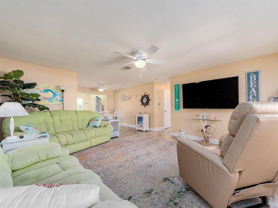 For Sale: $389,000 (2 beds, 2 baths, 1267 Square Feet)