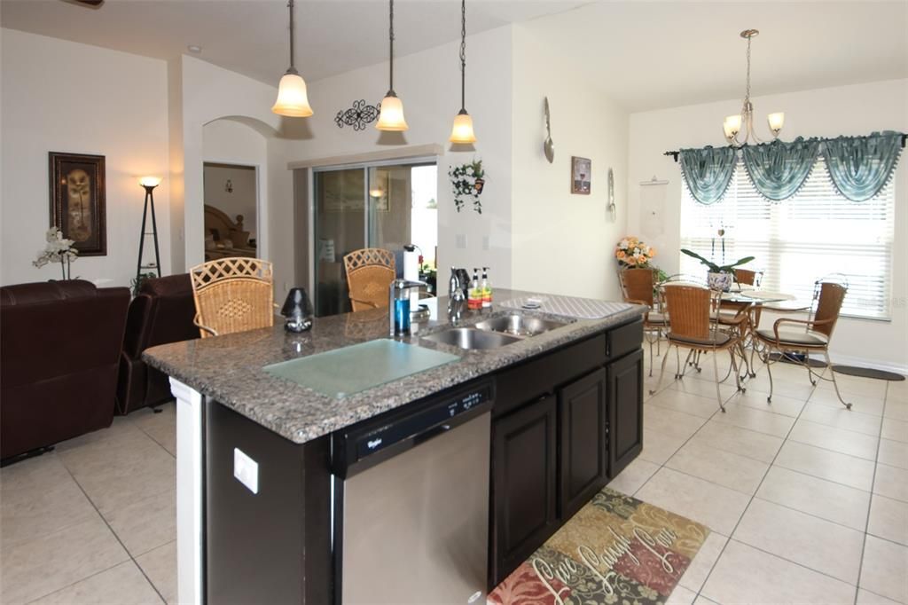 En Venta: $379,200 (4 camas, 2 baños, 2082 Pies cuadrados)