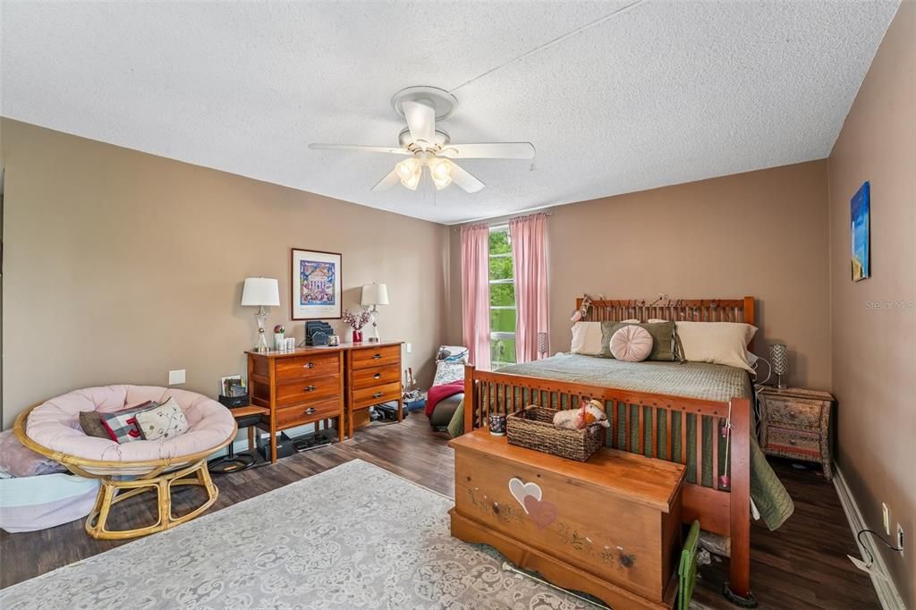 For Sale: $195,000 (1 beds, 1 baths, 1283 Square Feet)