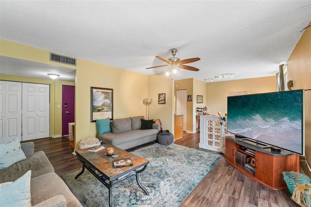 For Sale: $195,000 (1 beds, 1 baths, 1283 Square Feet)