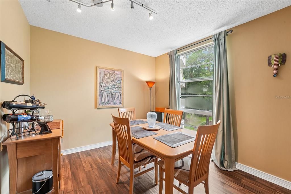 For Sale: $195,000 (1 beds, 1 baths, 1283 Square Feet)