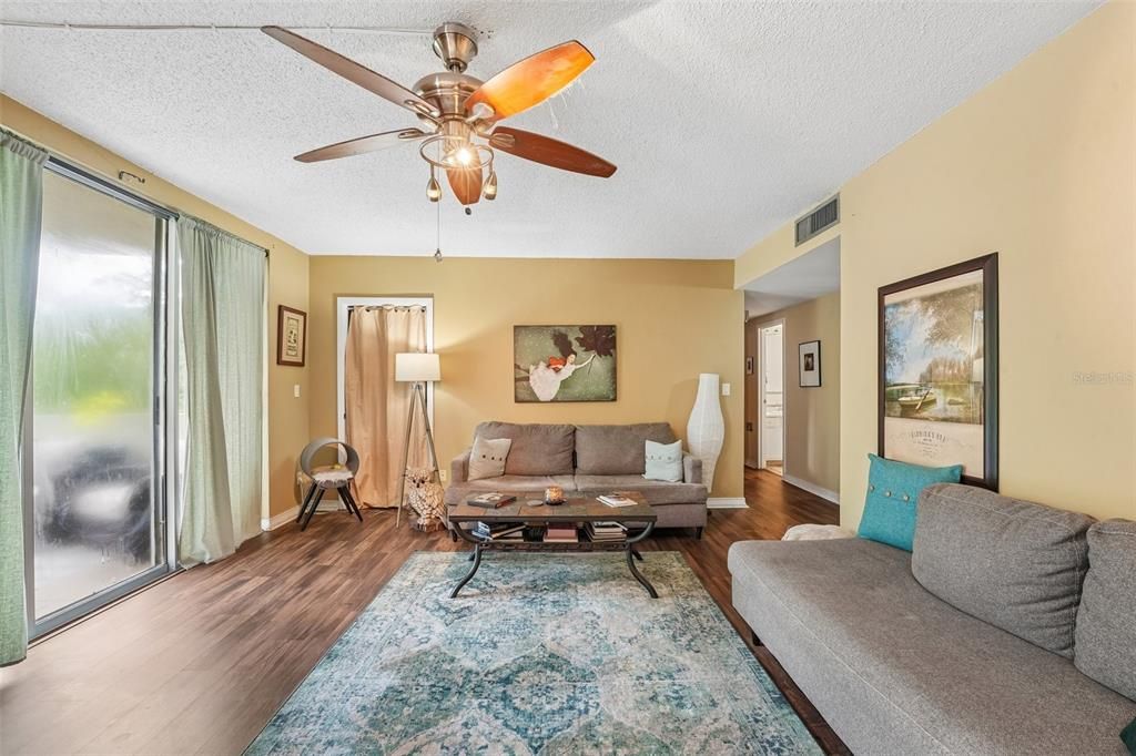 For Sale: $195,000 (1 beds, 1 baths, 1283 Square Feet)