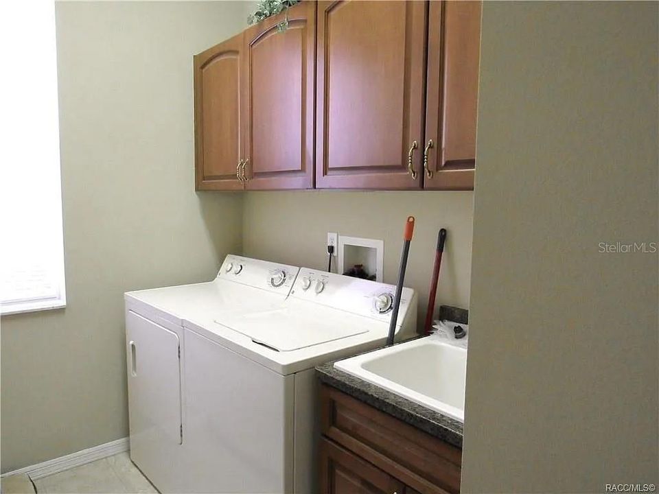 For Sale: $439,999 (3 beds, 2 baths, 2760 Square Feet)