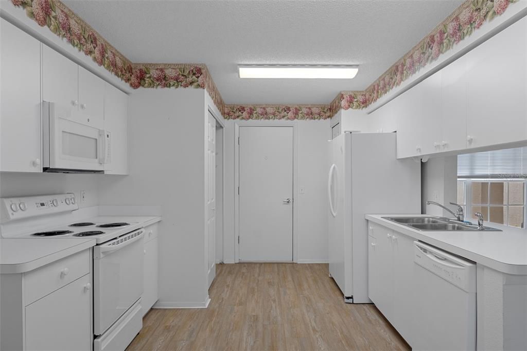 For Sale: $220,000 (2 beds, 2 baths, 1089 Square Feet)