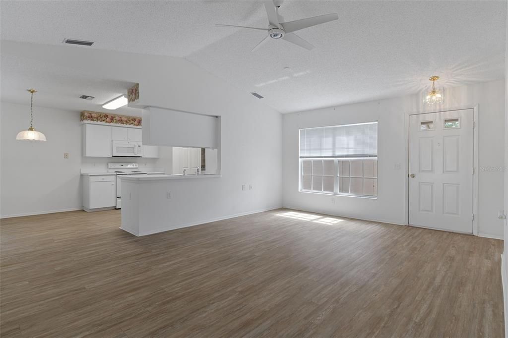 For Sale: $220,000 (2 beds, 2 baths, 1089 Square Feet)