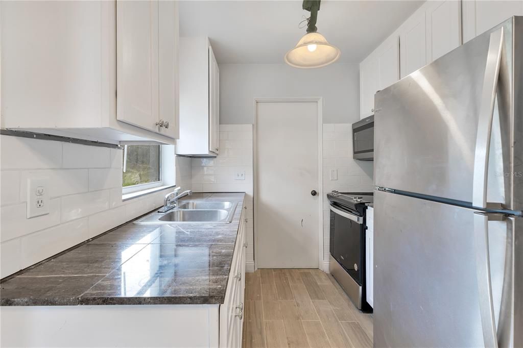 For Sale: $275,000 (3 beds, 1 baths, 954 Square Feet)