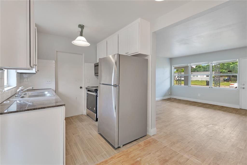 For Sale: $275,000 (3 beds, 1 baths, 954 Square Feet)