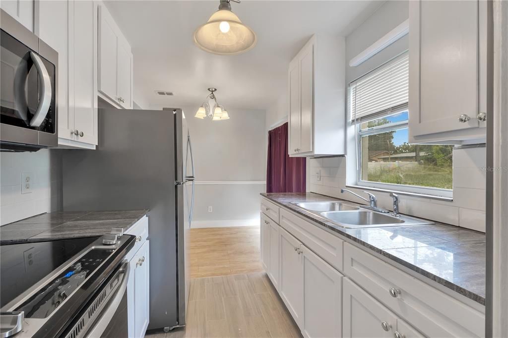 For Sale: $275,000 (3 beds, 1 baths, 954 Square Feet)