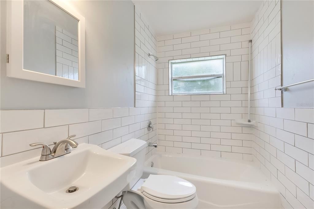 For Sale: $275,000 (3 beds, 1 baths, 954 Square Feet)
