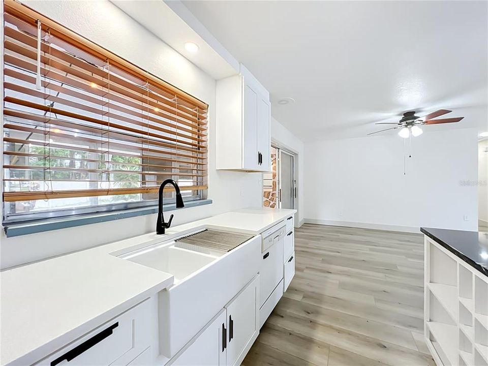 На продажу: $479,900 (4 спален, 2 ванн, 1727 Квадратных фут)