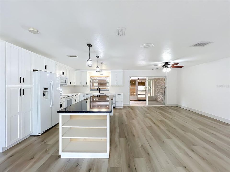На продажу: $479,900 (4 спален, 2 ванн, 1727 Квадратных фут)