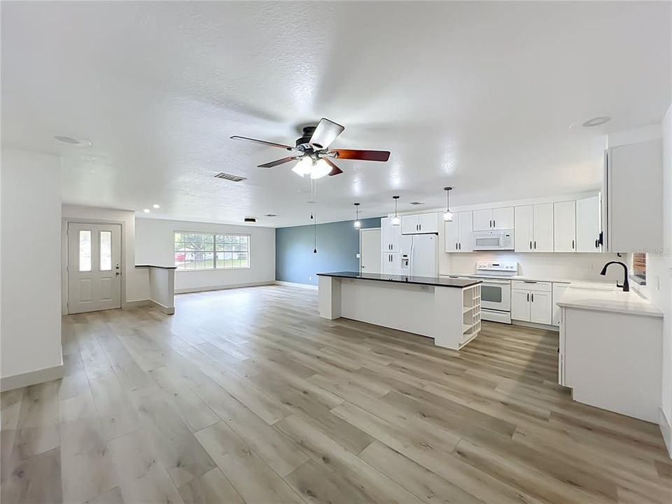 На продажу: $479,900 (4 спален, 2 ванн, 1727 Квадратных фут)