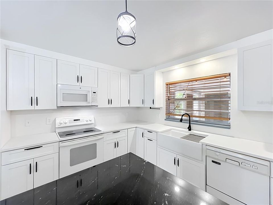 На продажу: $479,900 (4 спален, 2 ванн, 1727 Квадратных фут)