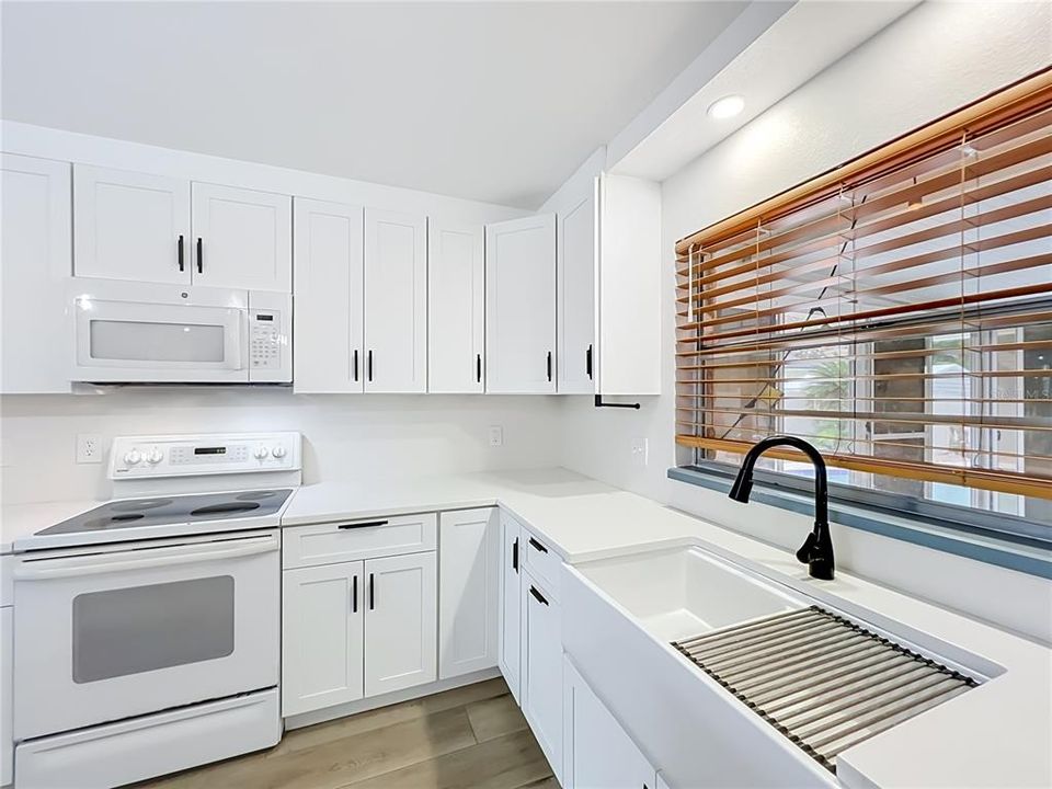 На продажу: $479,900 (4 спален, 2 ванн, 1727 Квадратных фут)
