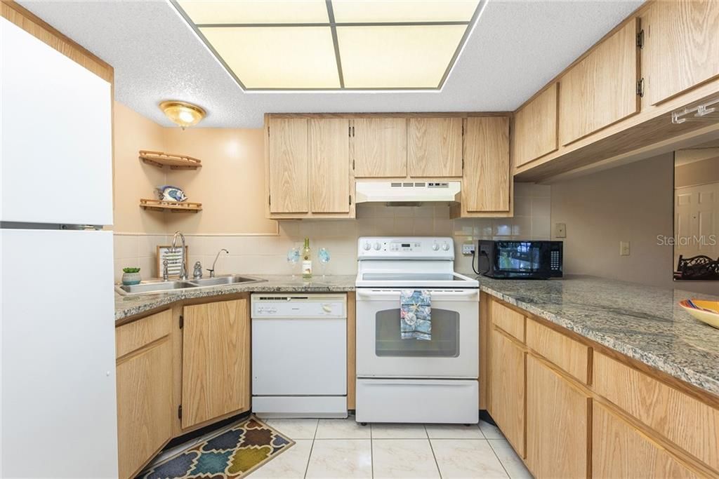 На продажу: $125,000 (2 спален, 2 ванн, 899 Квадратных фут)