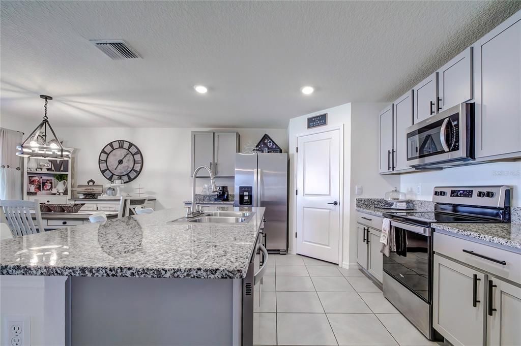 For Rent: $2,250 (4 beds, 2 baths, 1812 Square Feet)