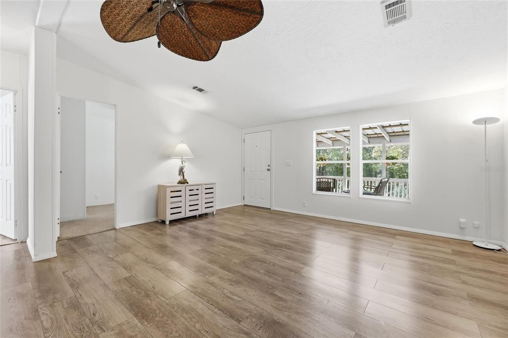 For Sale: $217,000 (3 beds, 2 baths, 1080 Square Feet)