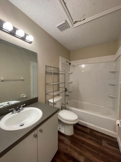 For Rent: $1,350 (2 beds, 1 baths, 900 Square Feet)