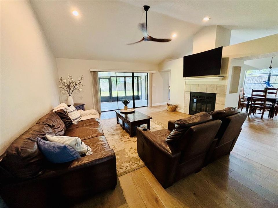 For Sale: $454,999 (4 beds, 2 baths, 1700 Square Feet)