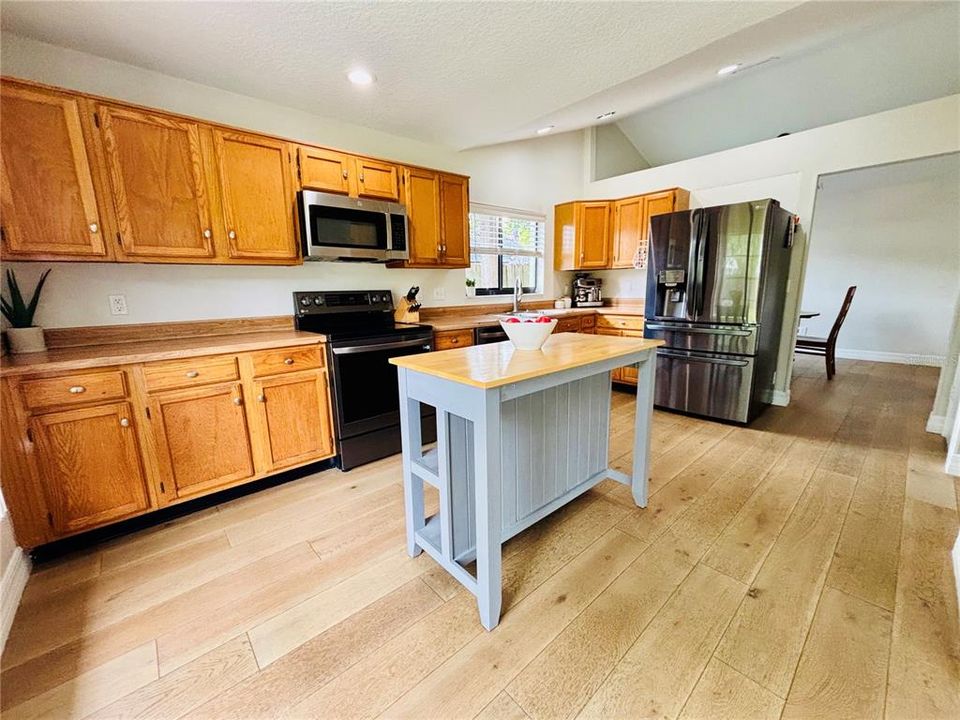 For Sale: $454,999 (4 beds, 2 baths, 1700 Square Feet)